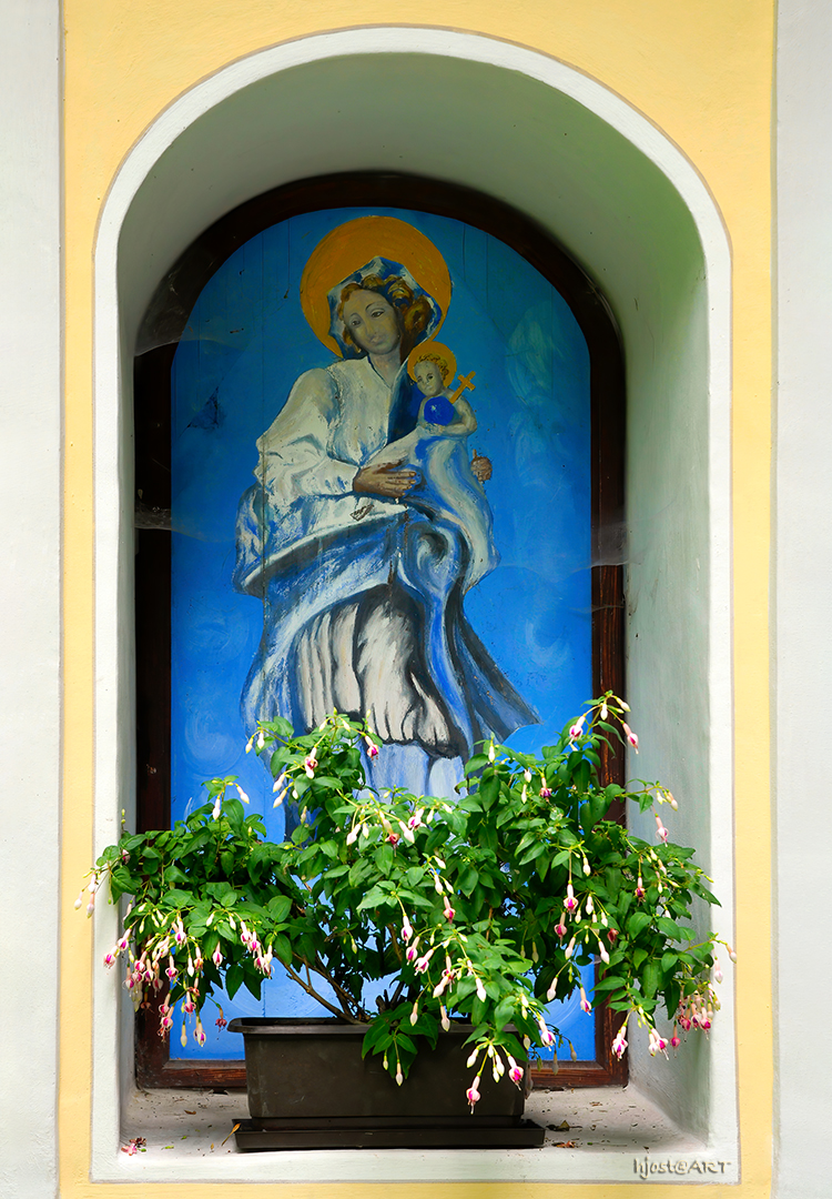 "Fenster" einer kleinen Kapelle ...