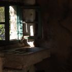 Fenster einer Ruine in Palia Peritheia/ Korfu