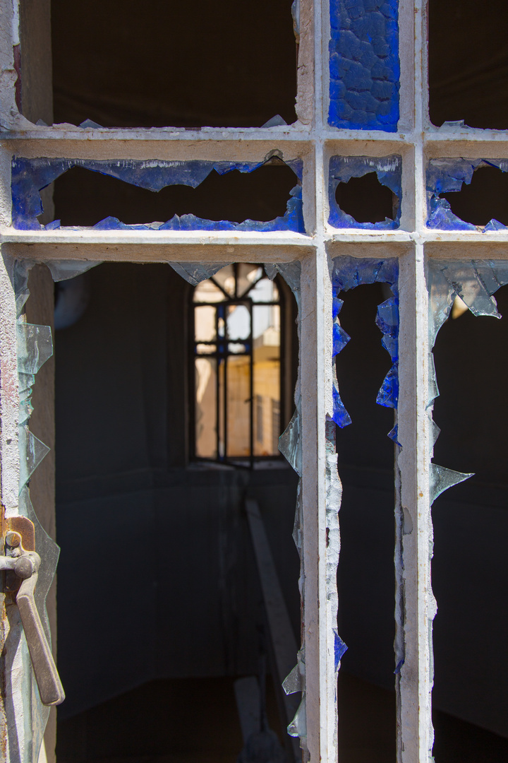 Fenster einer vom IS zerstörten Kirche in Batnaya, Kurdistan