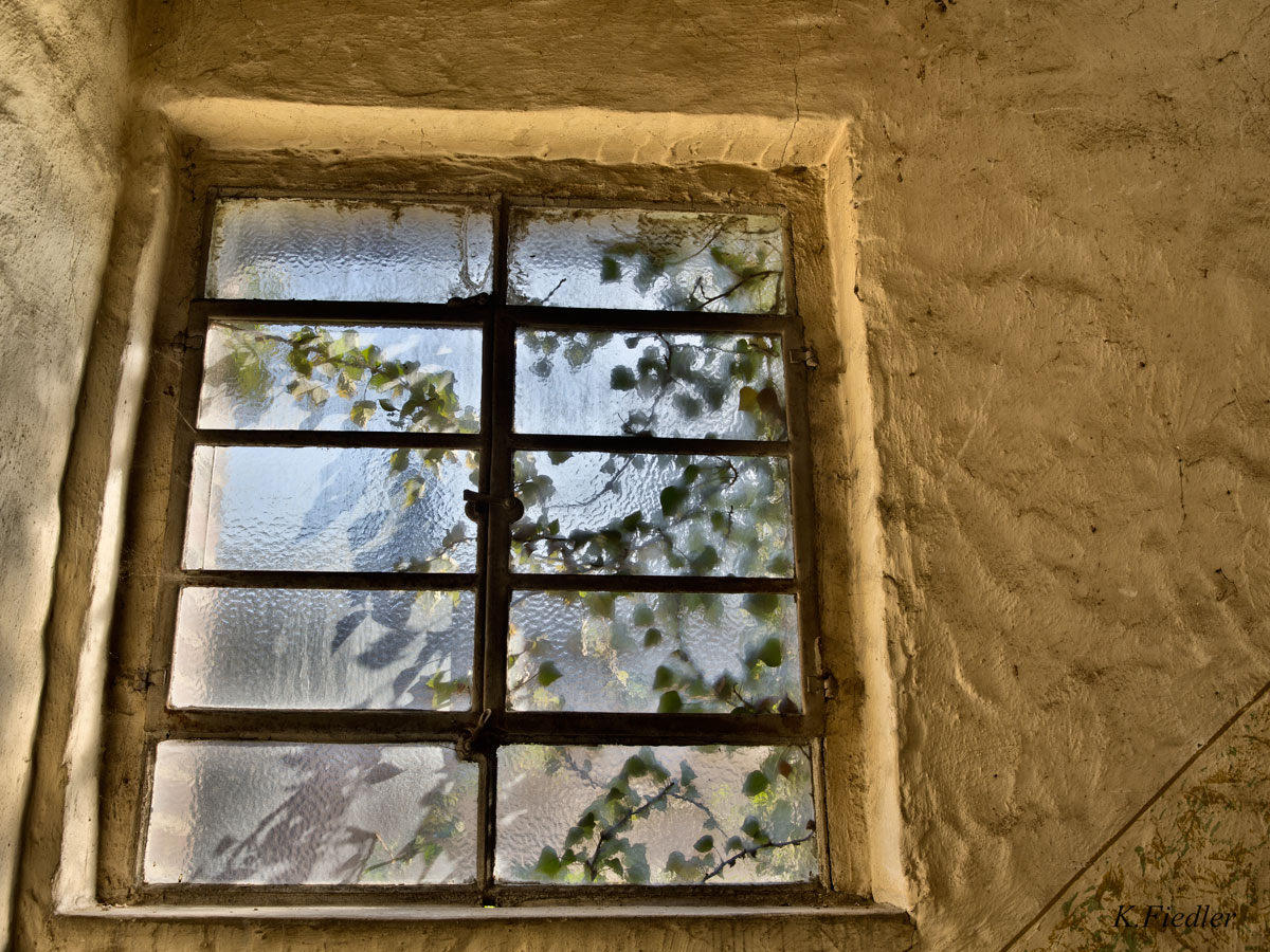 Fenster eines alten Fabriktreppenhaus