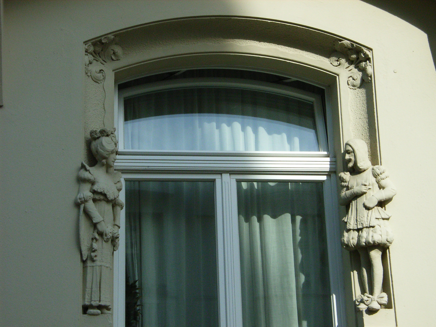 Fenster-flankierende Figurengruppe an Jugendstilhaus in Münster