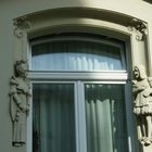 Fenster-flankierende Figurengruppe an Jugendstilhaus in Münster