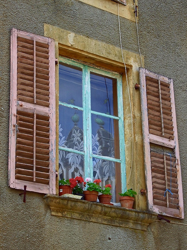 Fenster gegenüber der Kirche