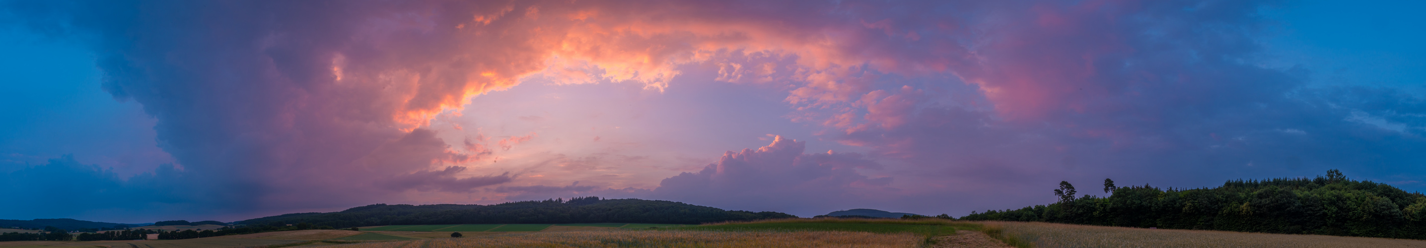 Fenster im Abendhimmel