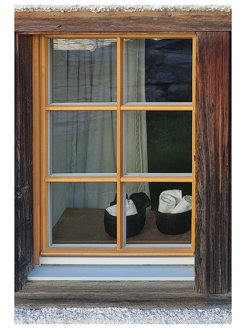 Fenster im 'Alten Pfarrhaus' Surcasti