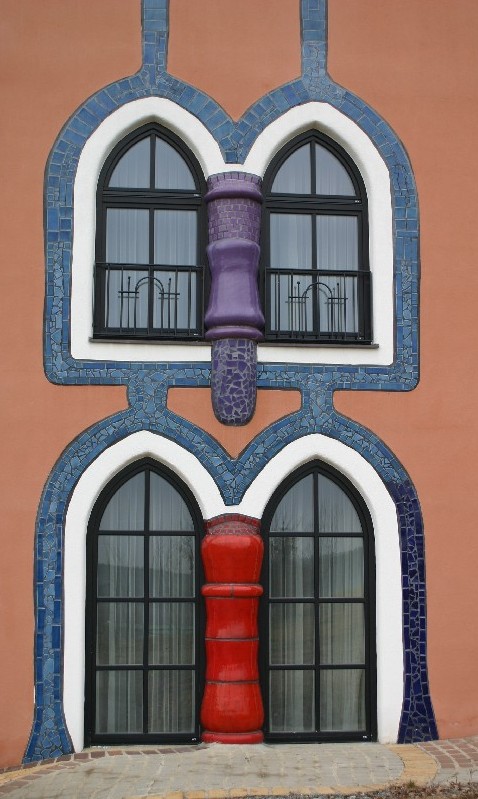 Fenster im Augenschlitzhaus in Bad Blumau