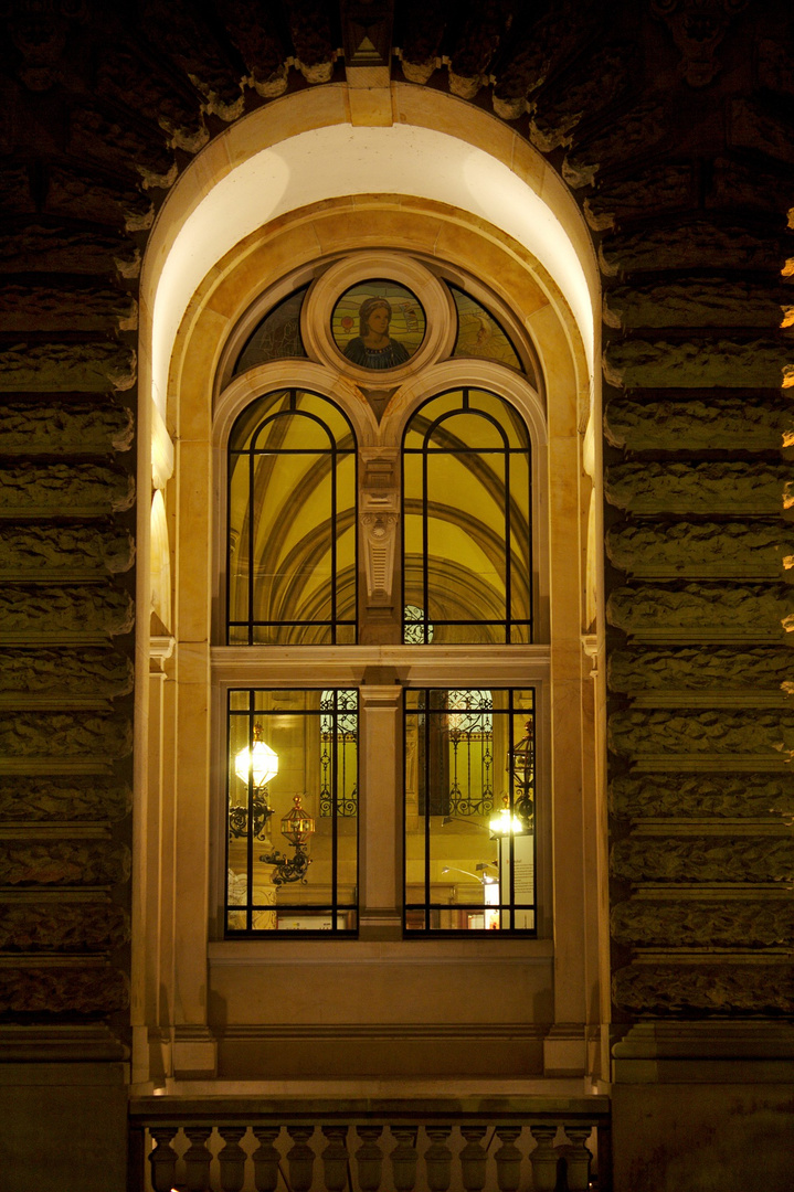 Fenster im Innenhof des Hamburger Rathauses bei Nacht