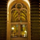 Fenster im Innenhof des Hamburger Rathauses bei Nacht