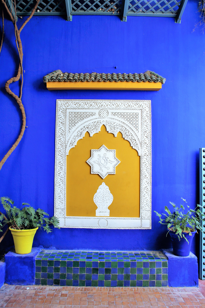 Fenster im Jardin Majorelle in Marrakesch