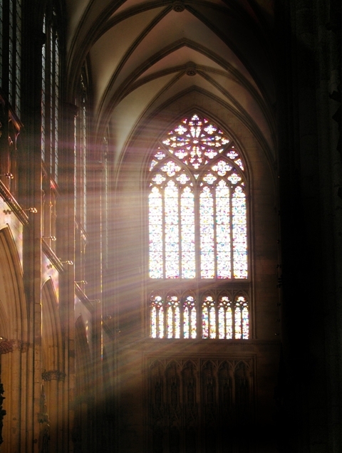 Fenster im Kölner Dom bei Herbstlicht