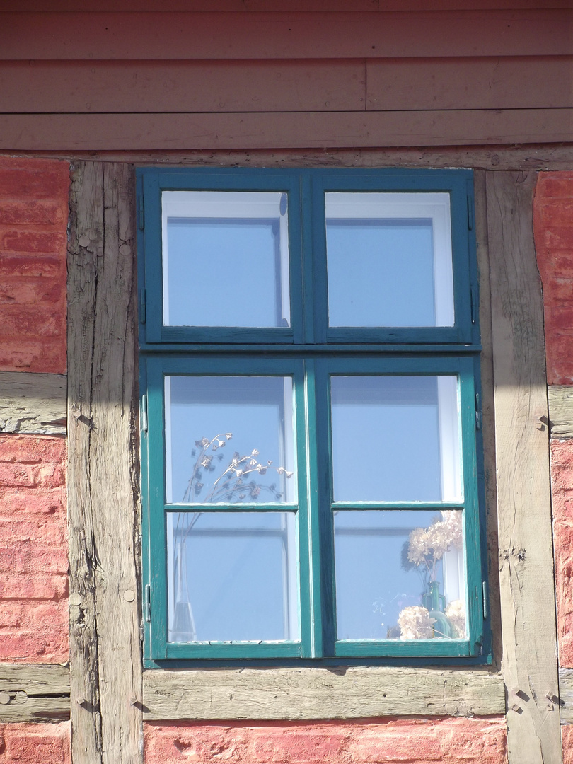 fenster im roten haus