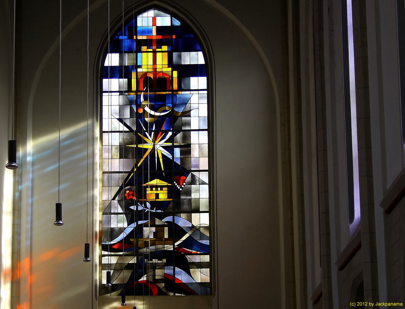 Fenster im Seitenschiff der Abteikirche Hamborn