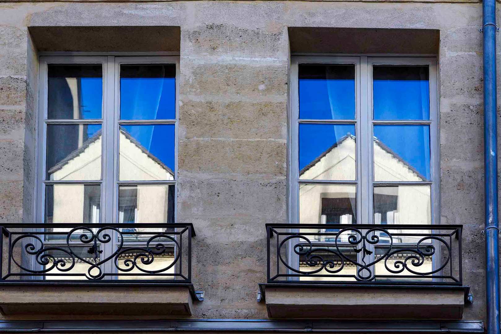 Fenster im Spiegel im Marais / Paris