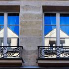 Fenster im Spiegel im Marais / Paris