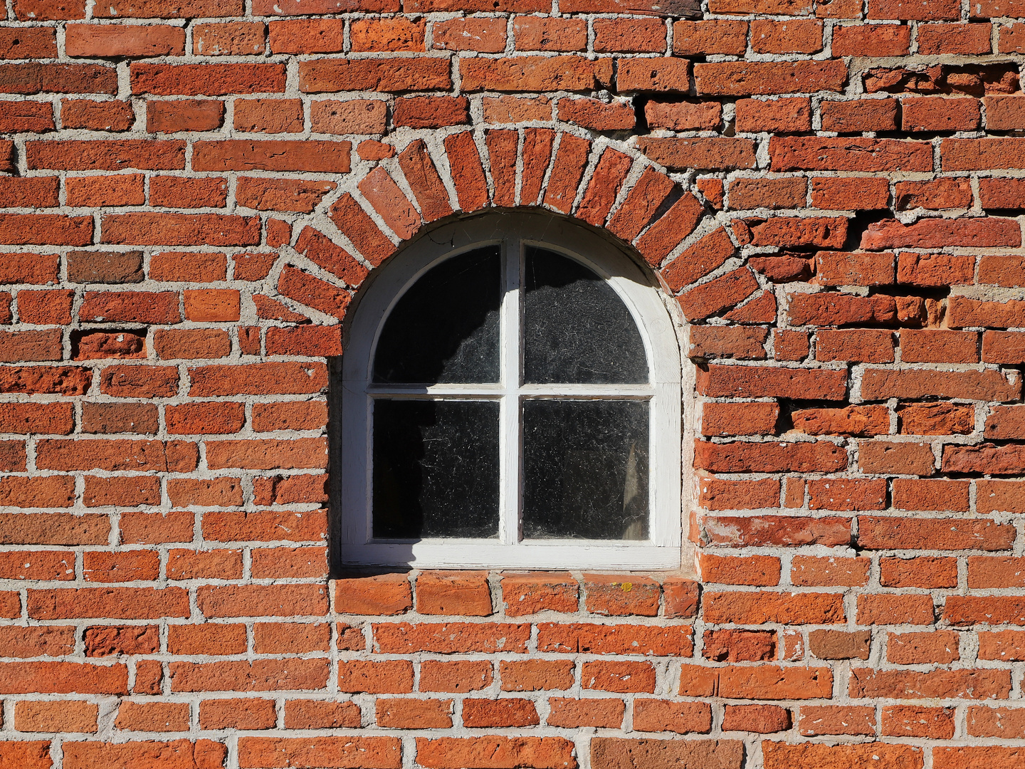 Fenster in Backsteinmauer (2019_03_19_EOS 6D Mark II_0684_ji)