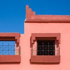 Fenster in blau und schwarz