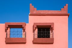 Fenster in blau und schwarz