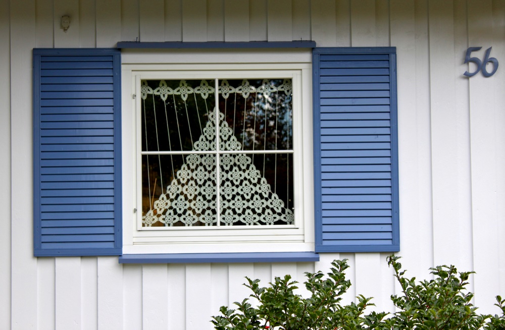 Fenster in blau-weiß