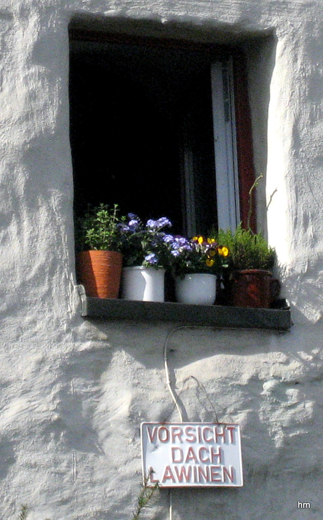 Fenster in der Stadtmauer: Vorsicht Lachlawinen!