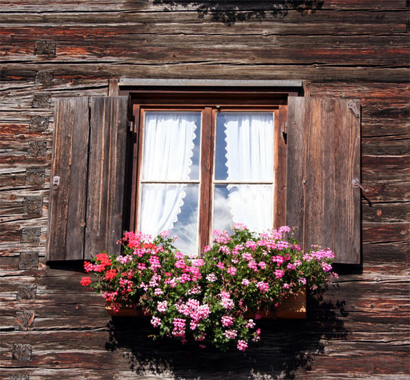 Fenster in einem alten Blockhaus in Oberstdorf