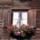 Fenster in einem alten Blockhaus in Oberstdorf
