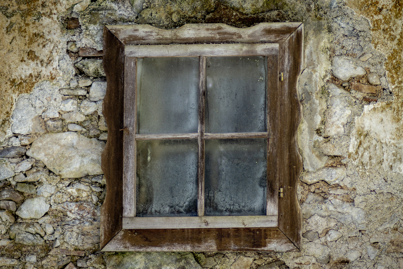 Fenster in einem verfallenen Bauernhaus