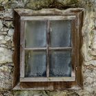 Fenster in einem verfallenen Bauernhaus