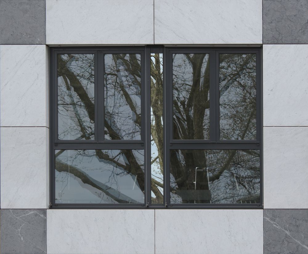 Fenster in Marmorfassade