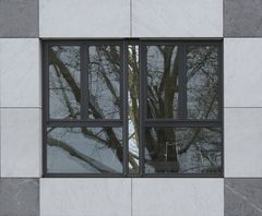 Fenster in Marmorfassade