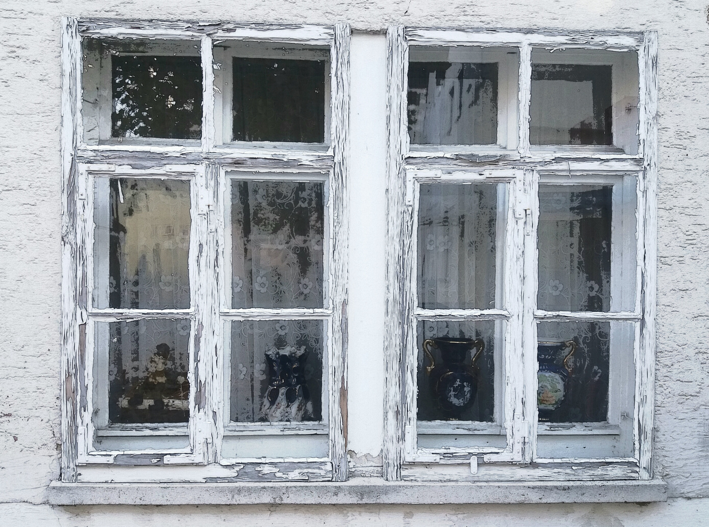 Fenster mit 4 Keramikvasen  street