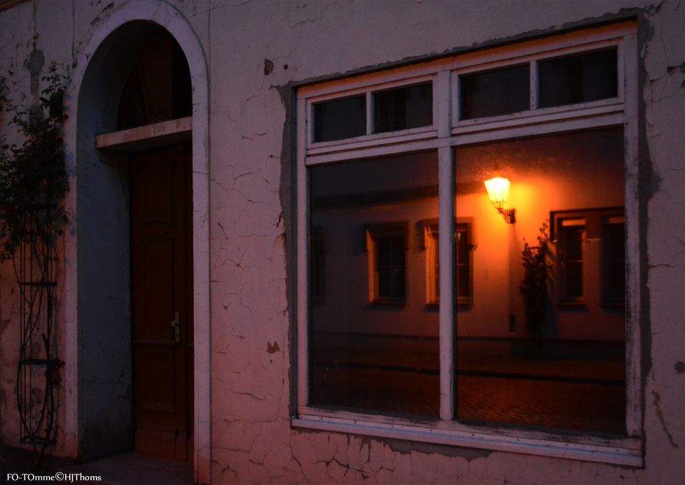 Fenster mit Aussicht zur Straße