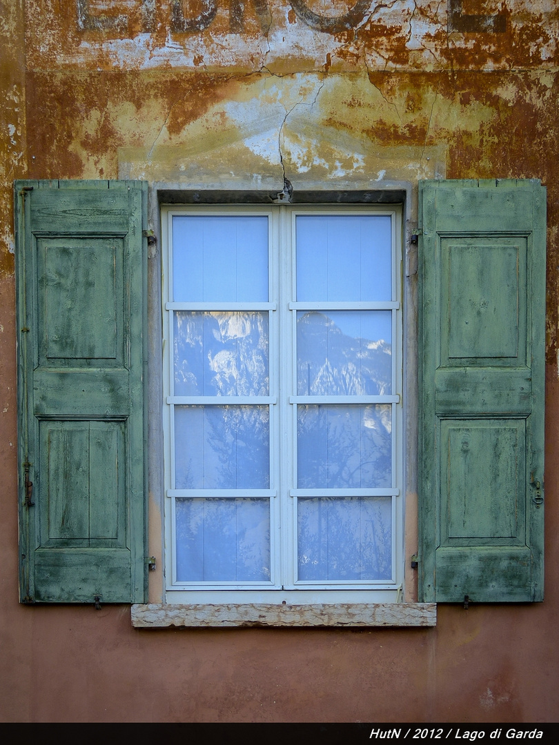 Fenster mit Bergblick