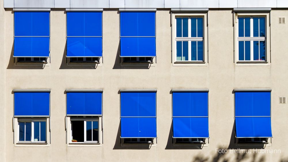 FENSTER MIT BLAU