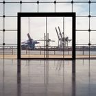 Fenster mit Blick in das Hafenbecken Hamburg