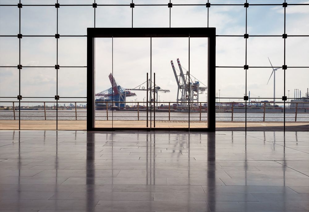 Fenster mit Blick in das Hafenbecken Hamburg Foto &amp; Bild