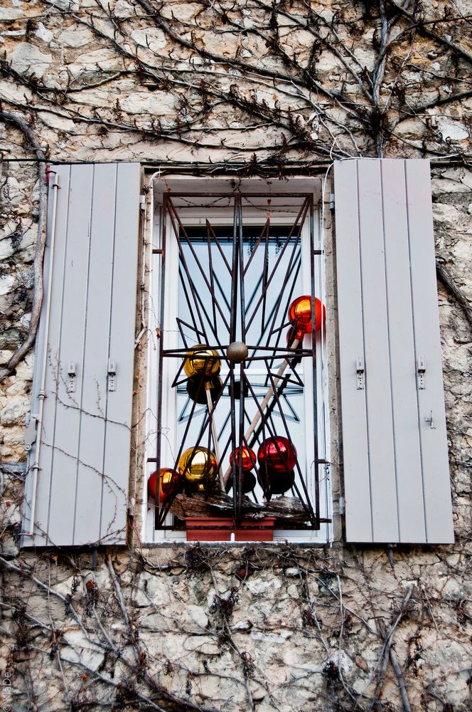 Fenster mit Dekokugeln