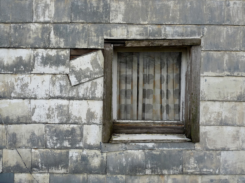 Fenster mit einer Gardine