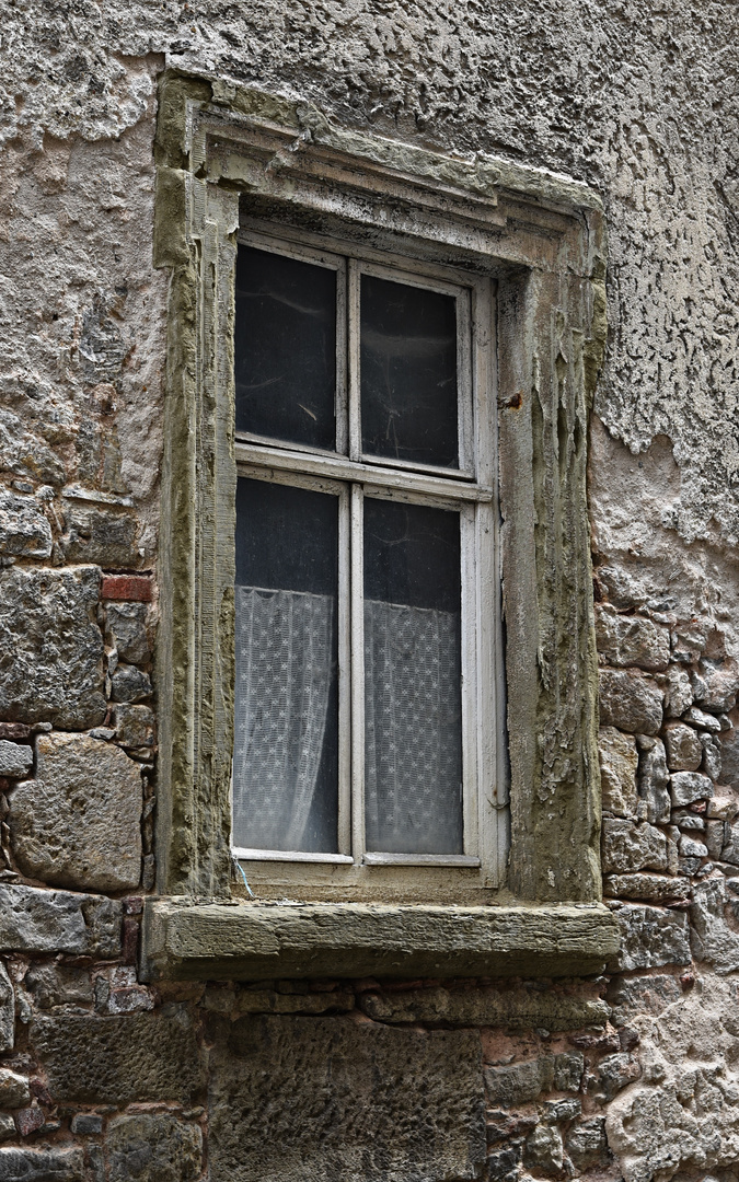  Fenster mit Gardinen