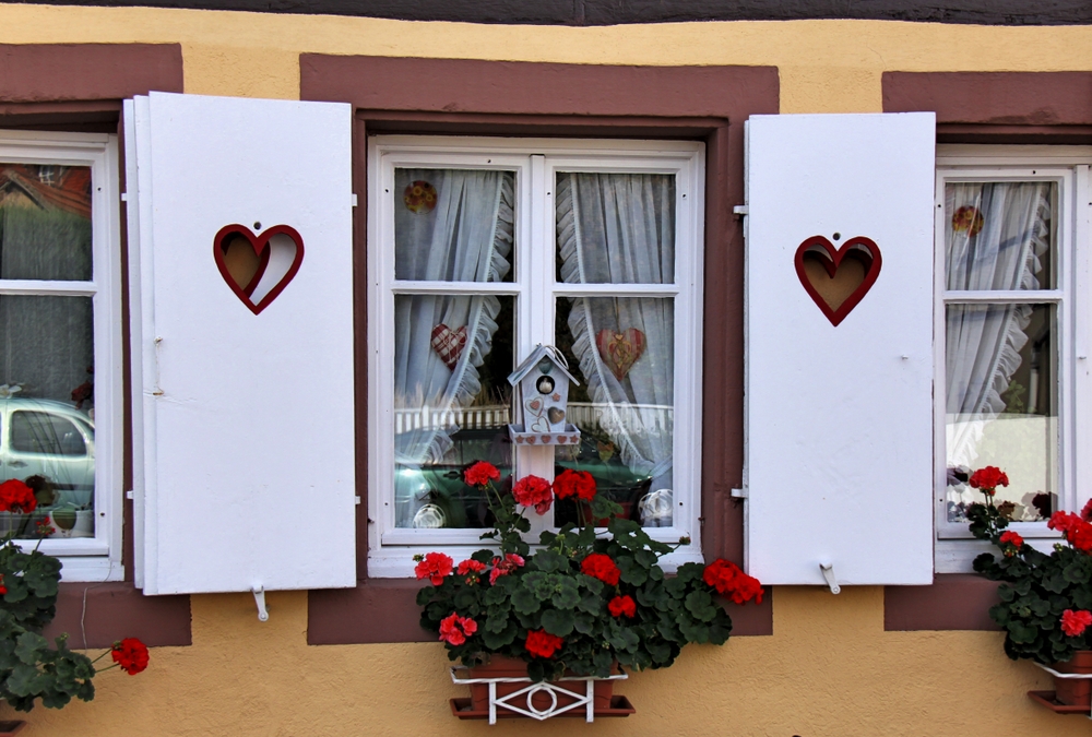 Fenster mit roten Herzen Foto & Bild | europe, france, alsace elsass Bilder auf fotocommunity