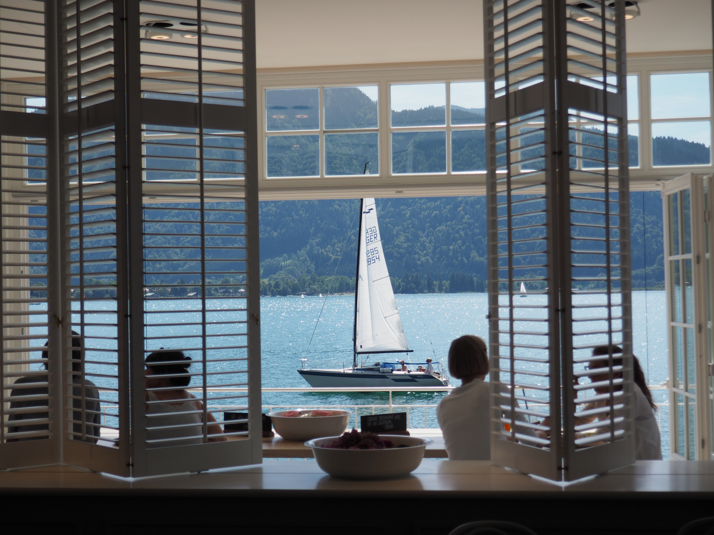 Fenster mit Seeblick