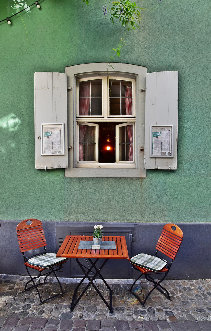 Fenster mit Tisch und Stühlen