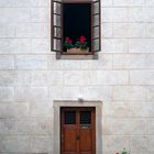 Fenster mit Tür und Bank