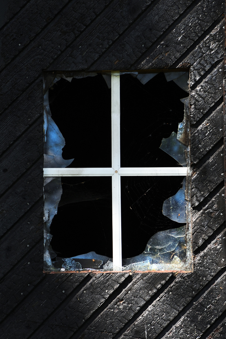 Fenster nach dem Feuer