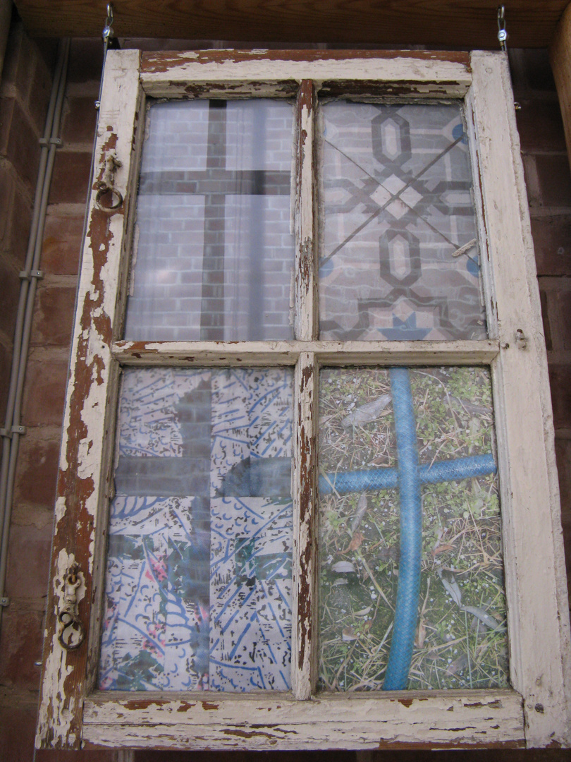 Fenster nahe einer Kirche  gesehen....Usedom 2012