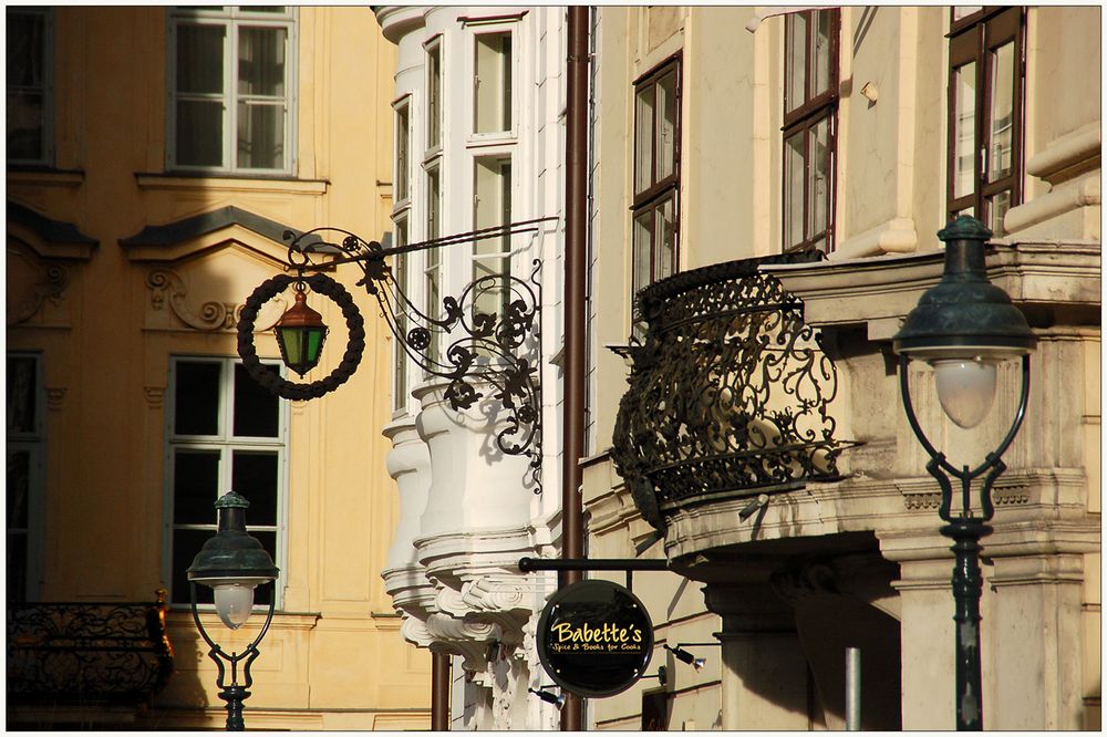 Fenster, Schilder und Laternen