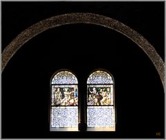 Fenster - und Bogenansicht in der Erlöserkirche zu Bad Homburg vor der Höhe.