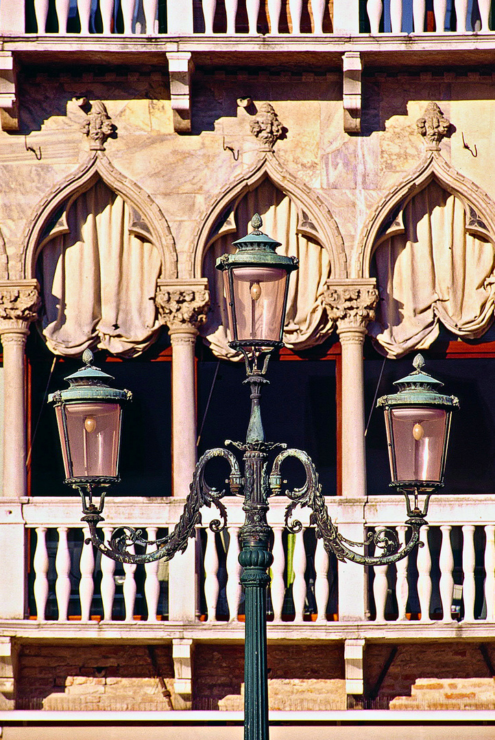 Fenster und Lampe am Campo Santo Stephano 