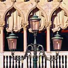 Fenster und Lampe am Campo Santo Stephano 