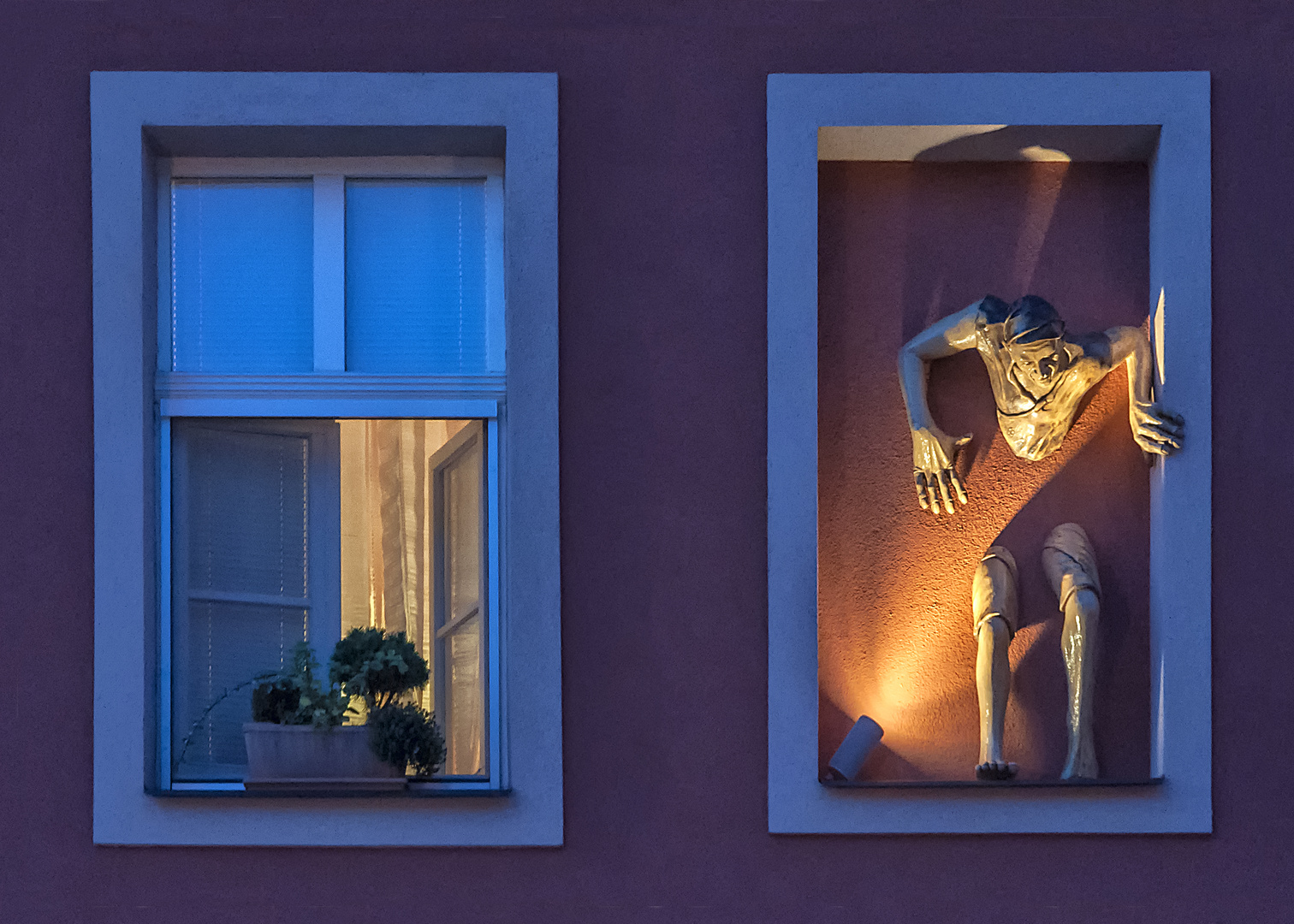 Fenster und Skulptur