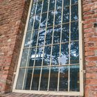 Fenster von der im Absiedeln begriffenen Remise der Badner Bahn